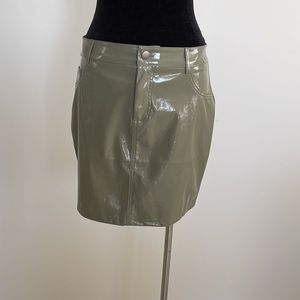 NWT! Shinestar Mini skirt olive size M faux patent leather with front zipper